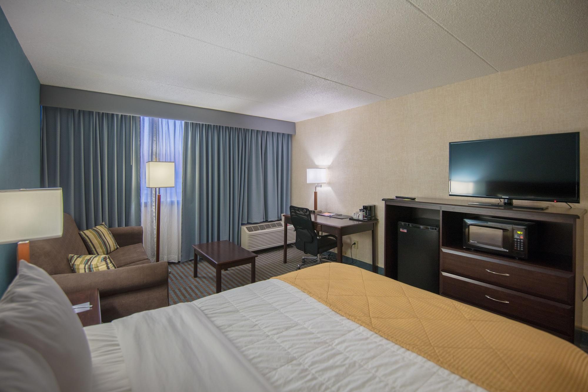 Ramada By Wyndham Cedar Rapids Hotel Exterior photo