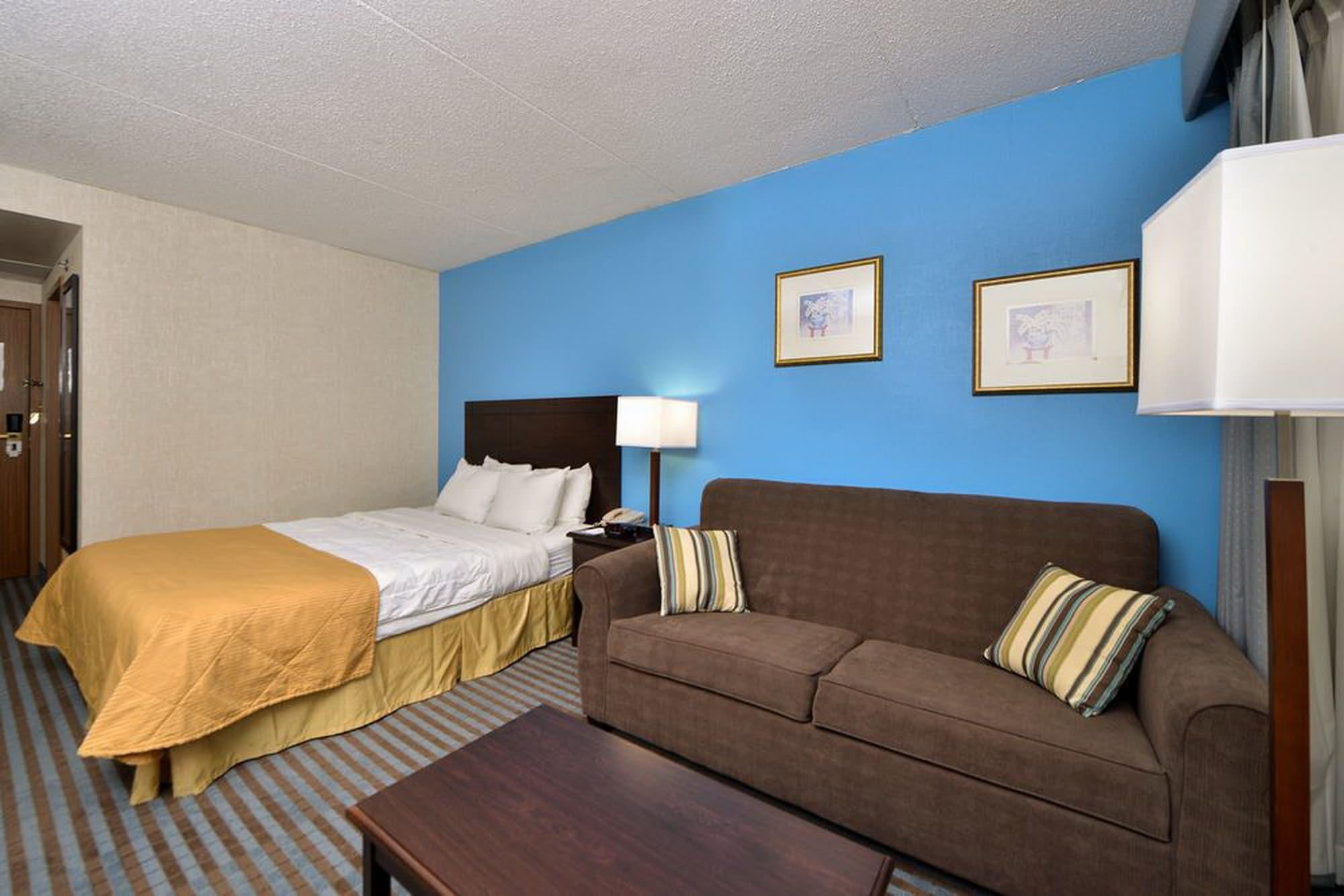 Ramada By Wyndham Cedar Rapids Hotel Exterior photo