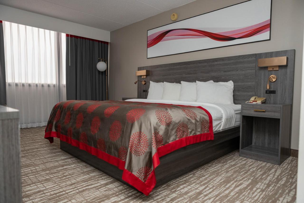 Ramada By Wyndham Cedar Rapids Hotel Exterior photo