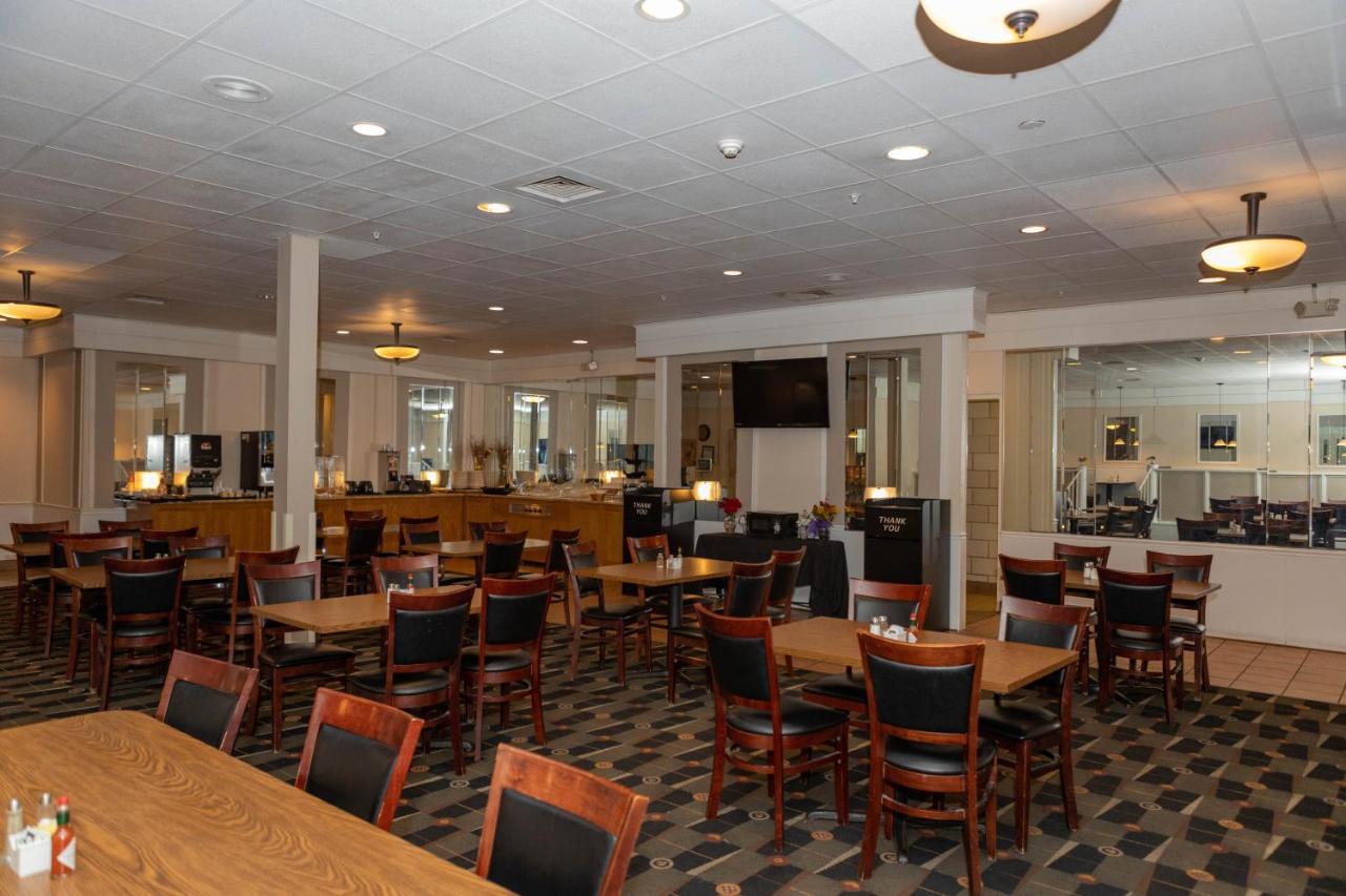 Ramada By Wyndham Cedar Rapids Hotel Exterior photo