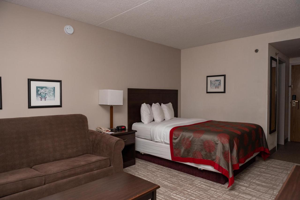 Ramada By Wyndham Cedar Rapids Hotel Exterior photo