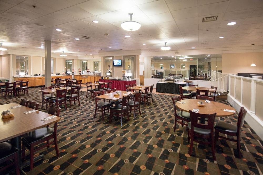 Ramada By Wyndham Cedar Rapids Hotel Exterior photo