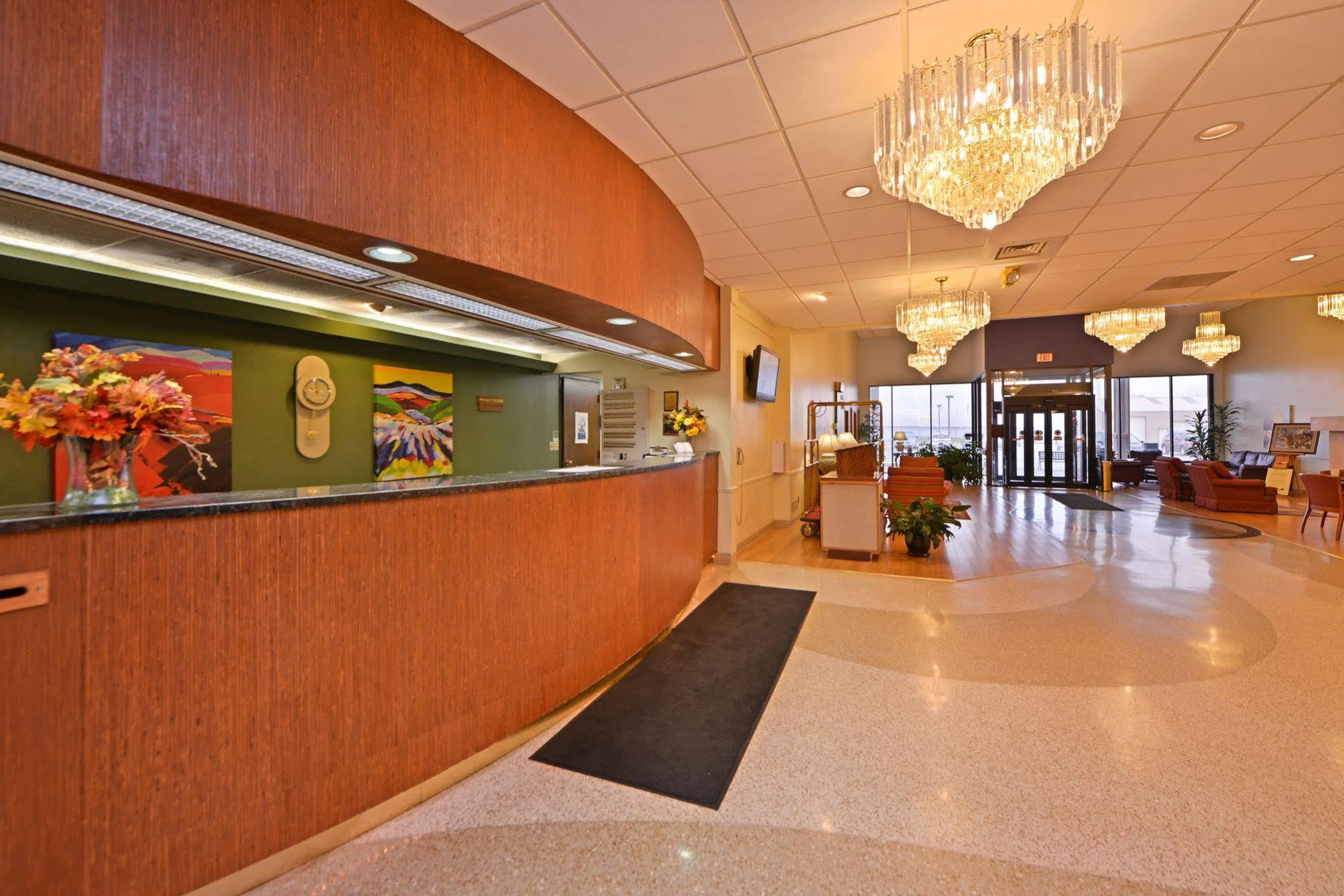 Ramada By Wyndham Cedar Rapids Hotel Exterior photo